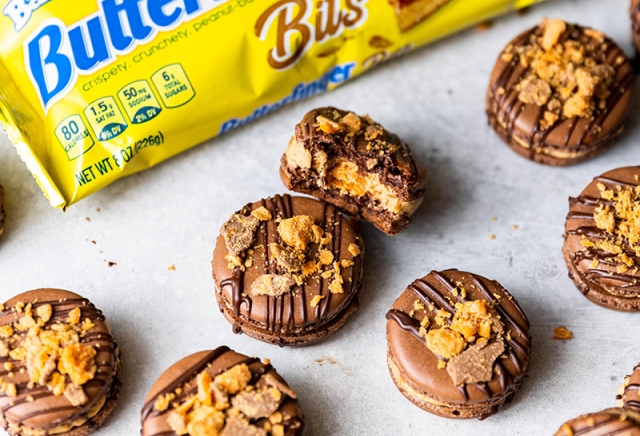 Butterfinger Macarons Recipe by @mikebakesnyc
