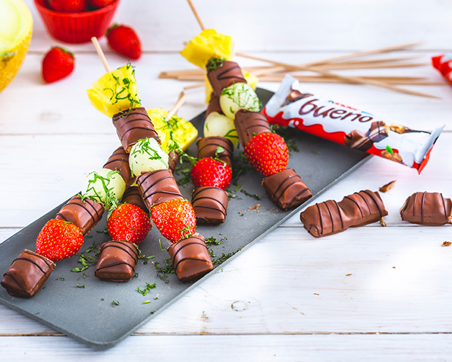 Spiedini di frutta arlecchinati con Kinder Bueno®