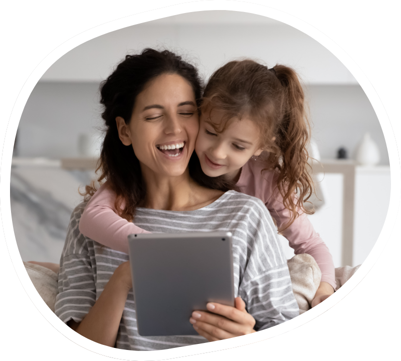 Bambina che legge con la mamma su un tablet