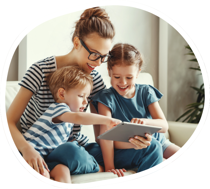 Bambini che leggono con la mamma