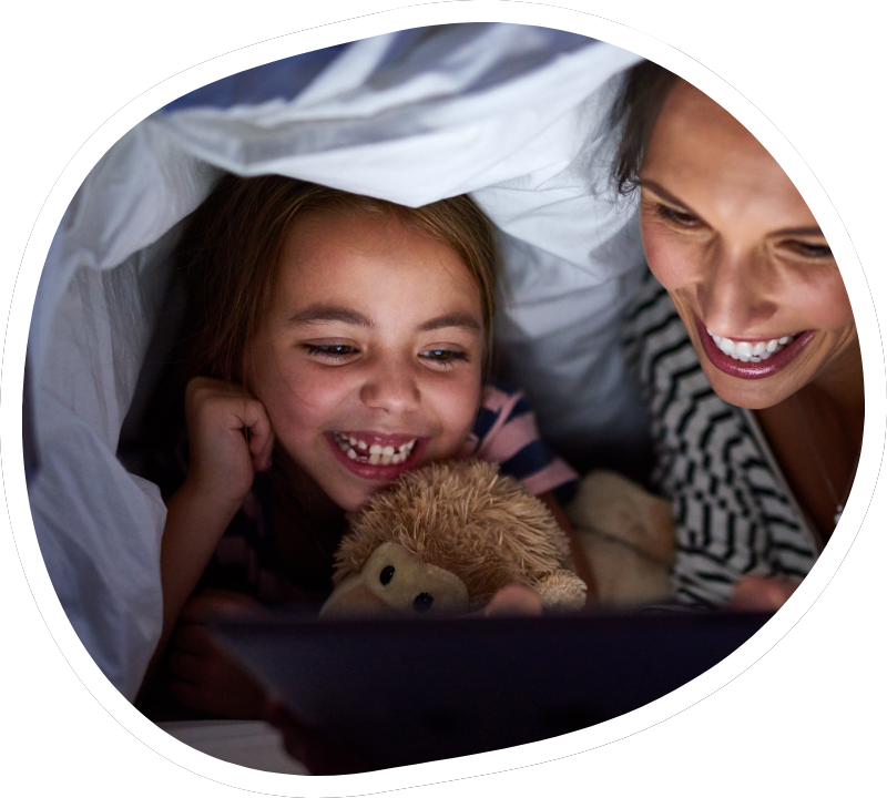 Bambina che legge con la mamma