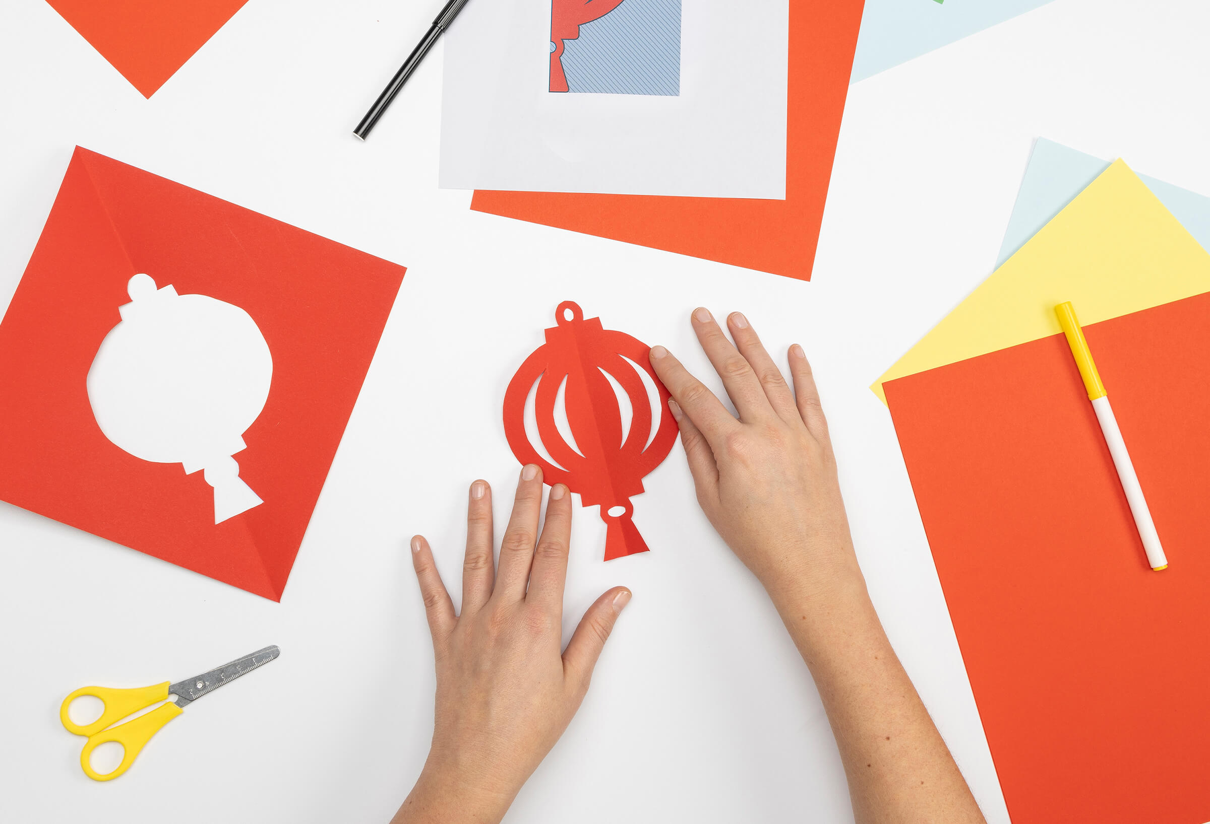 Crea una lanterna con l'arte del taglio della carta