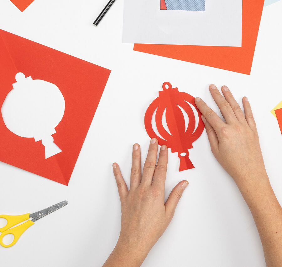 Crea una lanterna con l'arte del taglio della carta