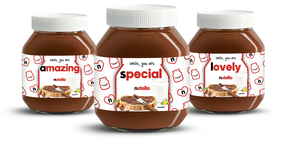 Três frascos de Nutella com etiquetas personalizadas "perfeito", "encantador" e "espetacular" sobre um fundo vermelho, a celebrar o World Nutella Day.