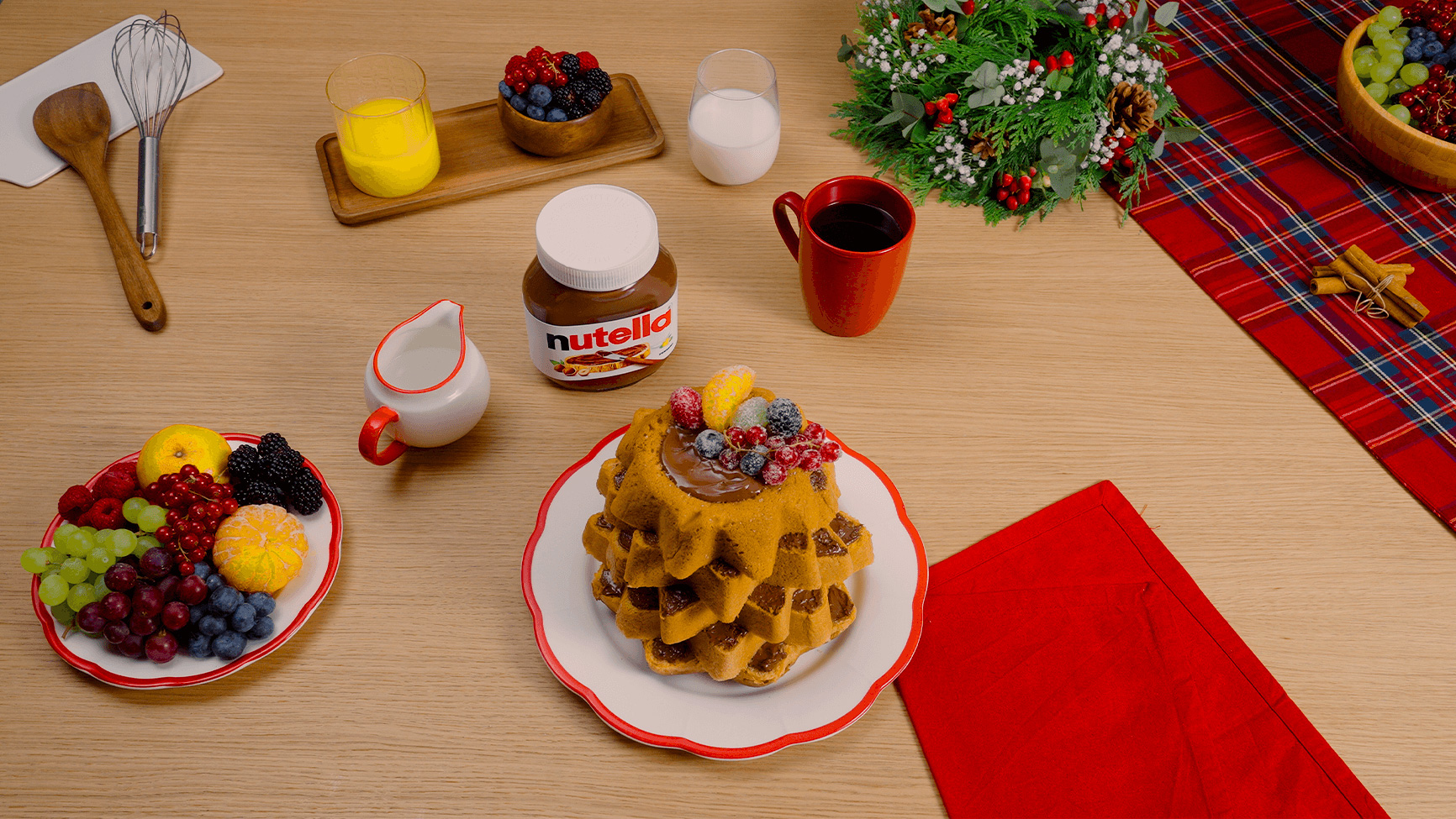 Skiver af traditionel jule-Pandoro dekoreret med Nutella