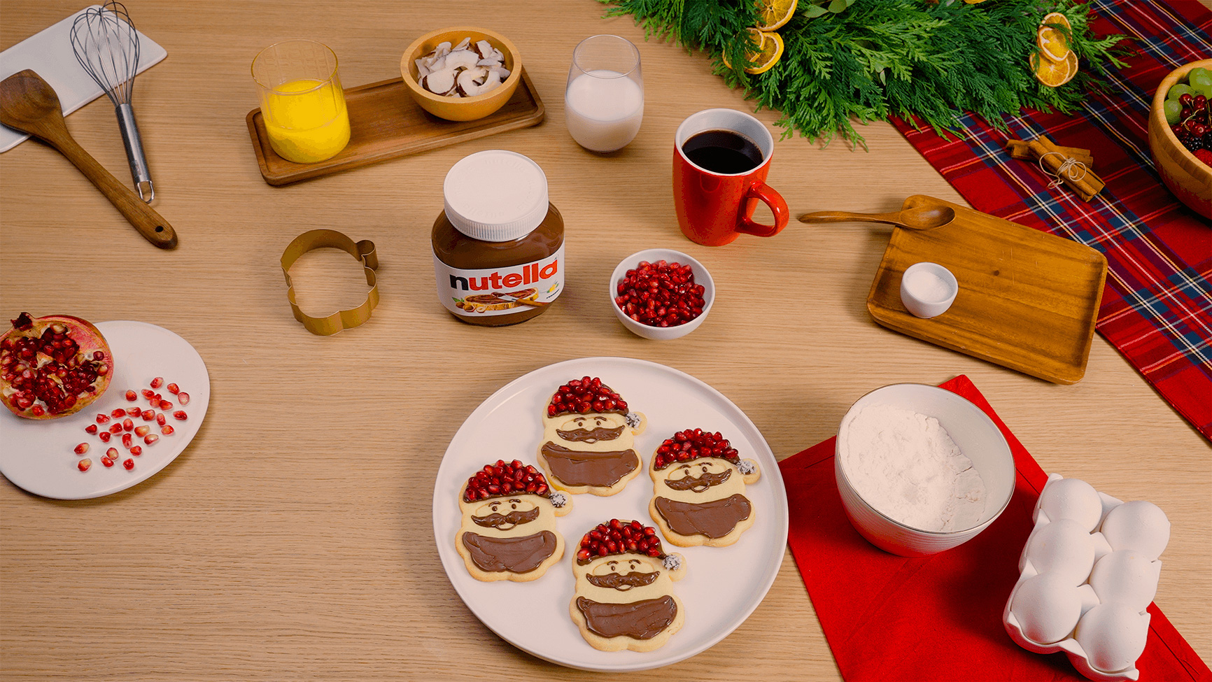 Julekager formet som et juletræ og dekoreret med Nutella