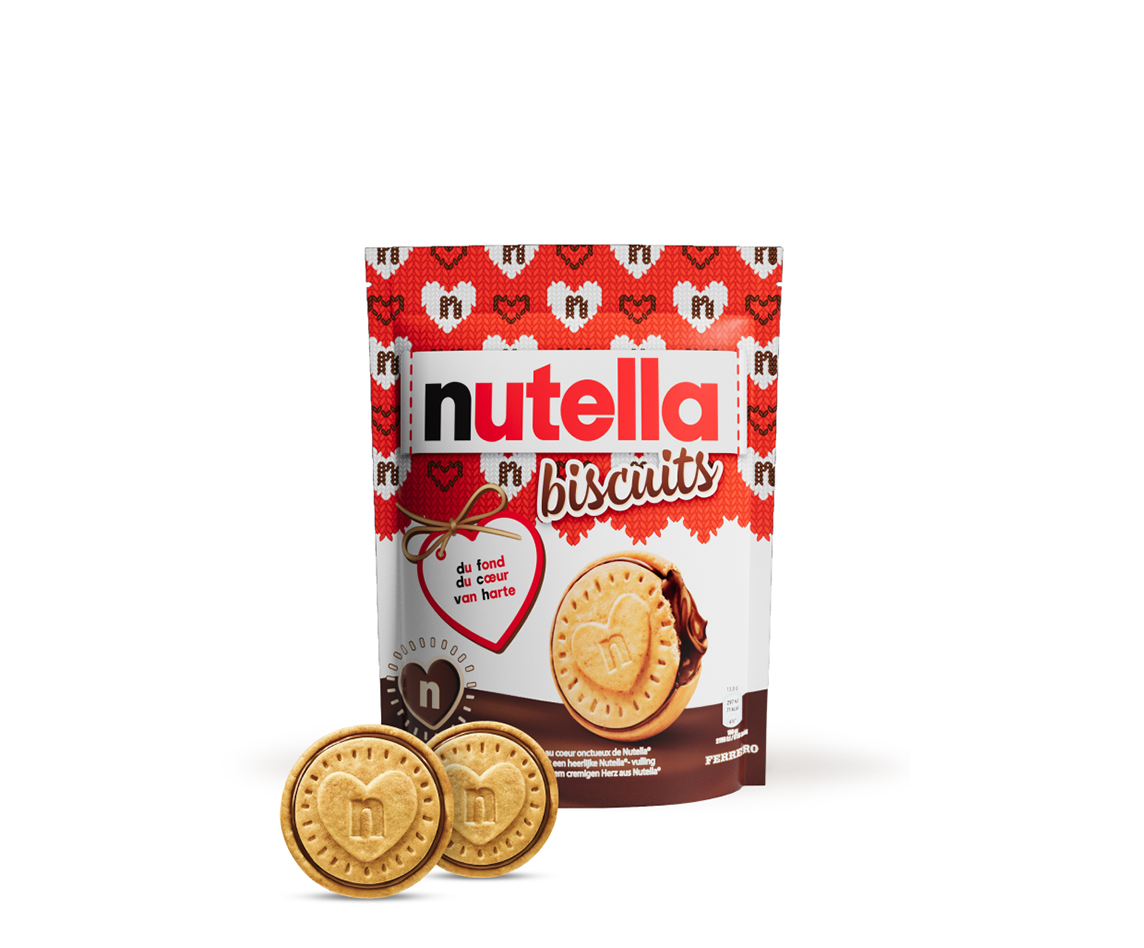 Een pakje Nutella Biscuit Christmas Edition op een witte achtergrond met twee koekjes voor het pakje.