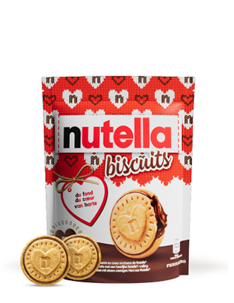 Een pakje Nutella Biscuit Christmas Edition op een witte achtergrond met twee koekjes voor het pakje.