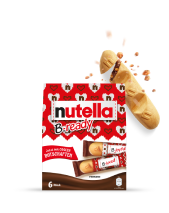A packet of Nutella® B-ready Christmas Edition on a white background. One B-ready biscuit is shown in the top right corner.