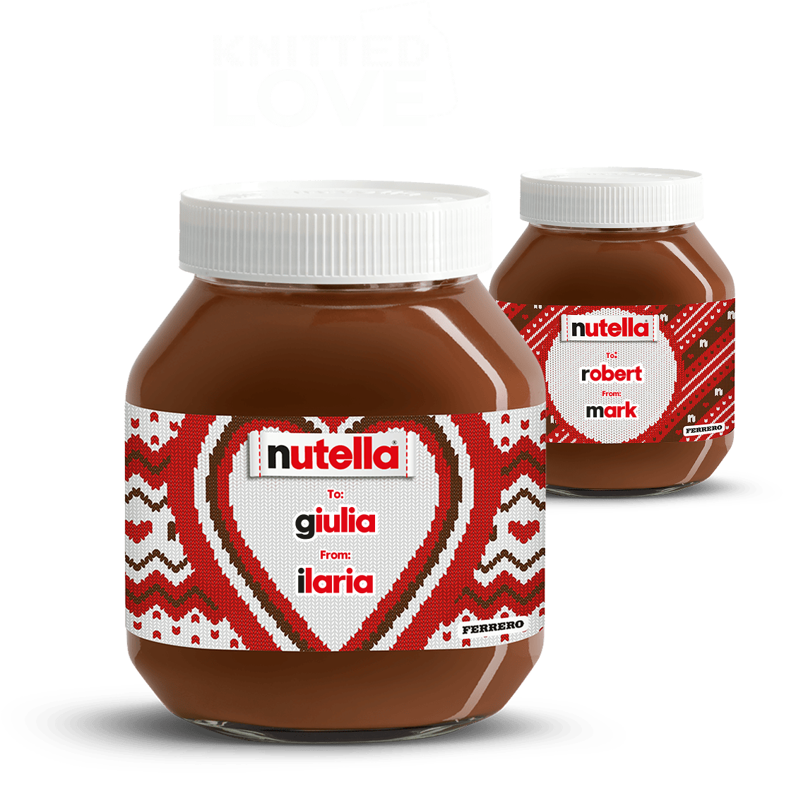 Due vasetti Nutella®  con etichetta natalizia lavorata “a maglia” disposti in diagonale, si trovano su un festoso sfondo rosso.