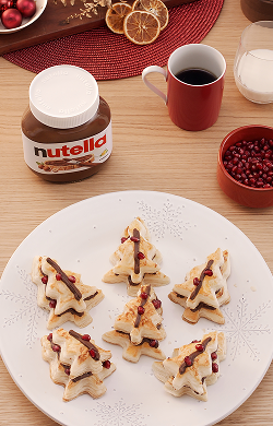 Mini alberi di pasta sfoglia natalizi con Nutella