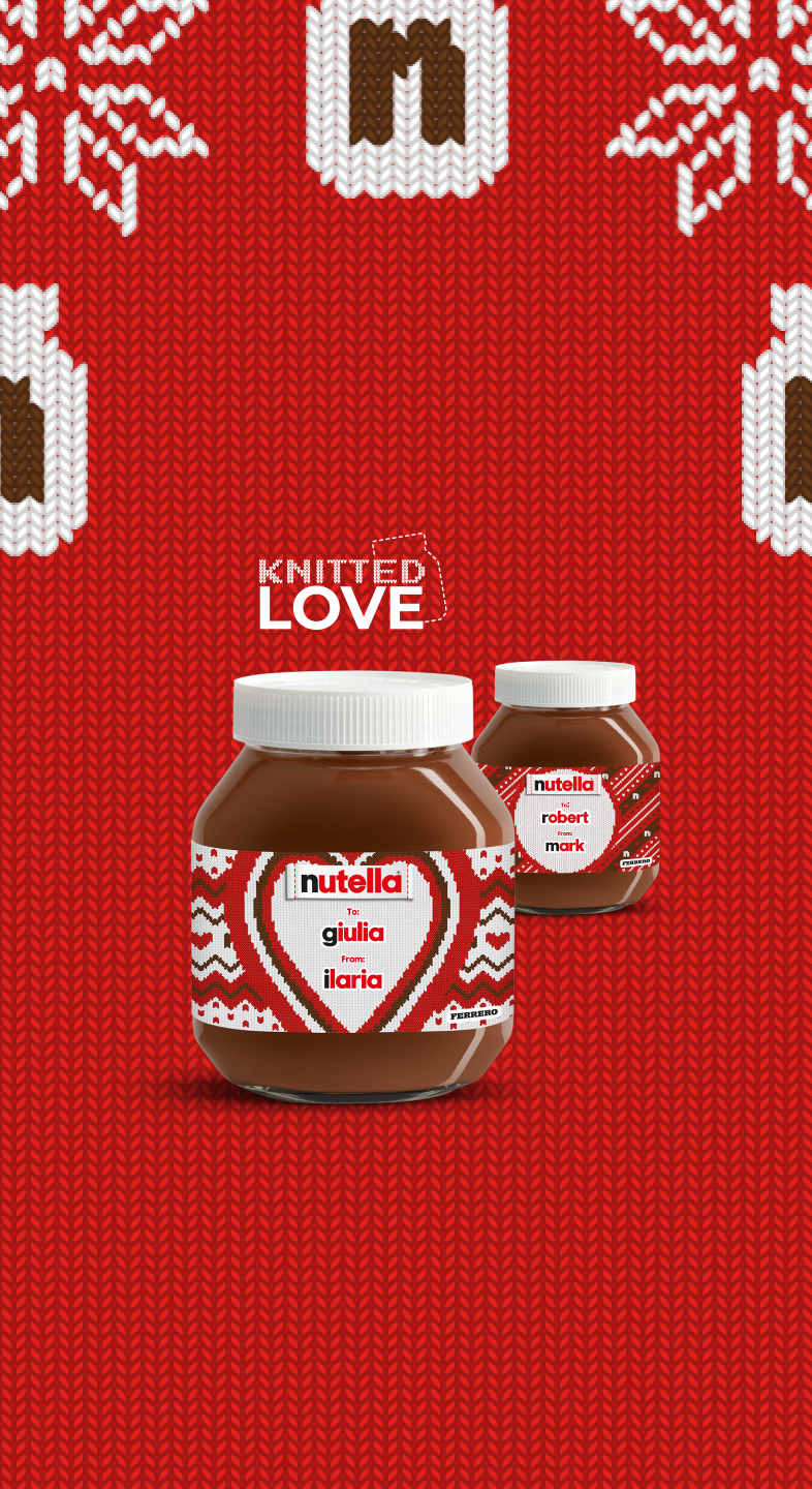 Due vasetti Nutella®  con etichetta natalizia lavorats “a maglia” disposti in diagonale, si trovano su un festoso sfondo rosso tricot.