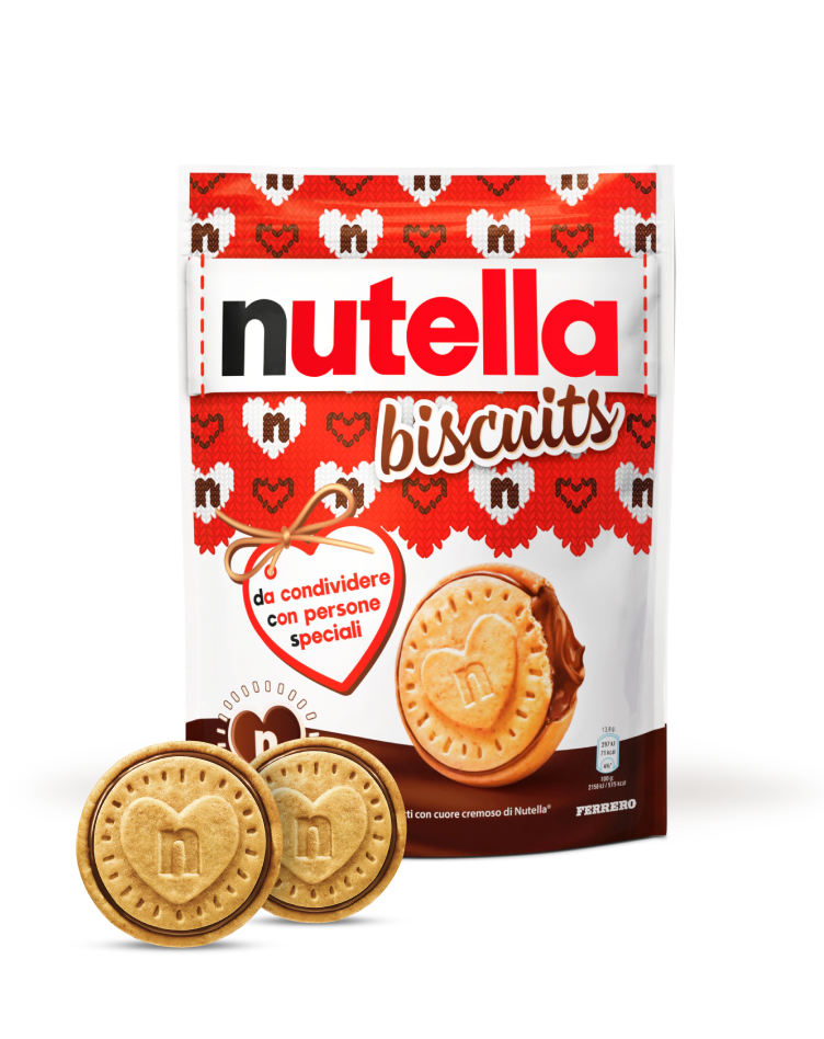 Una confezione di Nutella Biscuits Natale su sfondo bianco con due biscotti in primo piano.