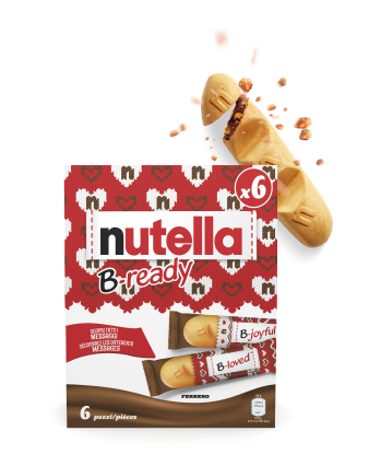 Una confezione di Nutella Biscuits Natale su sfondo bianco con due biscotti in primo piano.