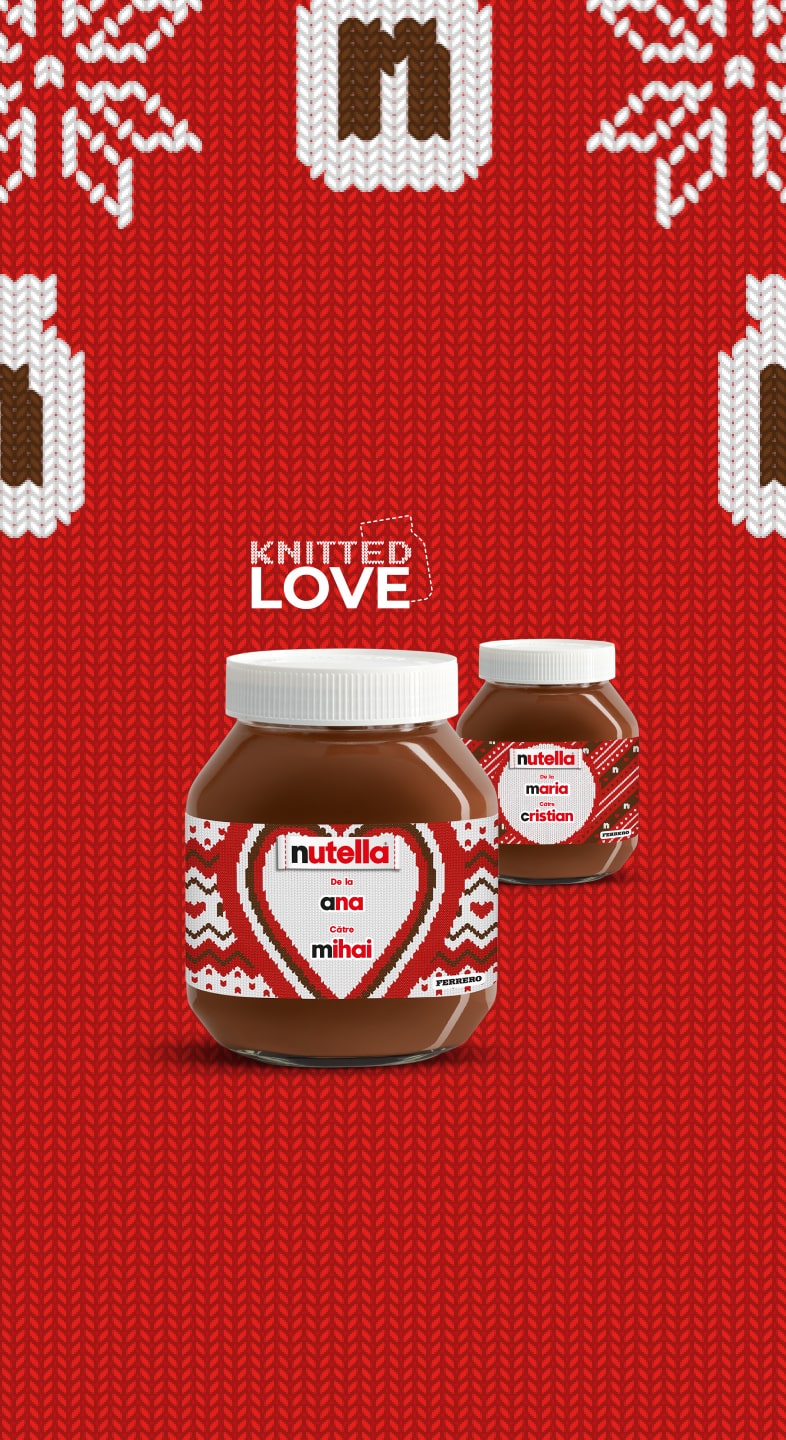 Două borcane Nutella® "tricotate", pe diagonală, pe un fundal festiv roșu cu model tricotat.