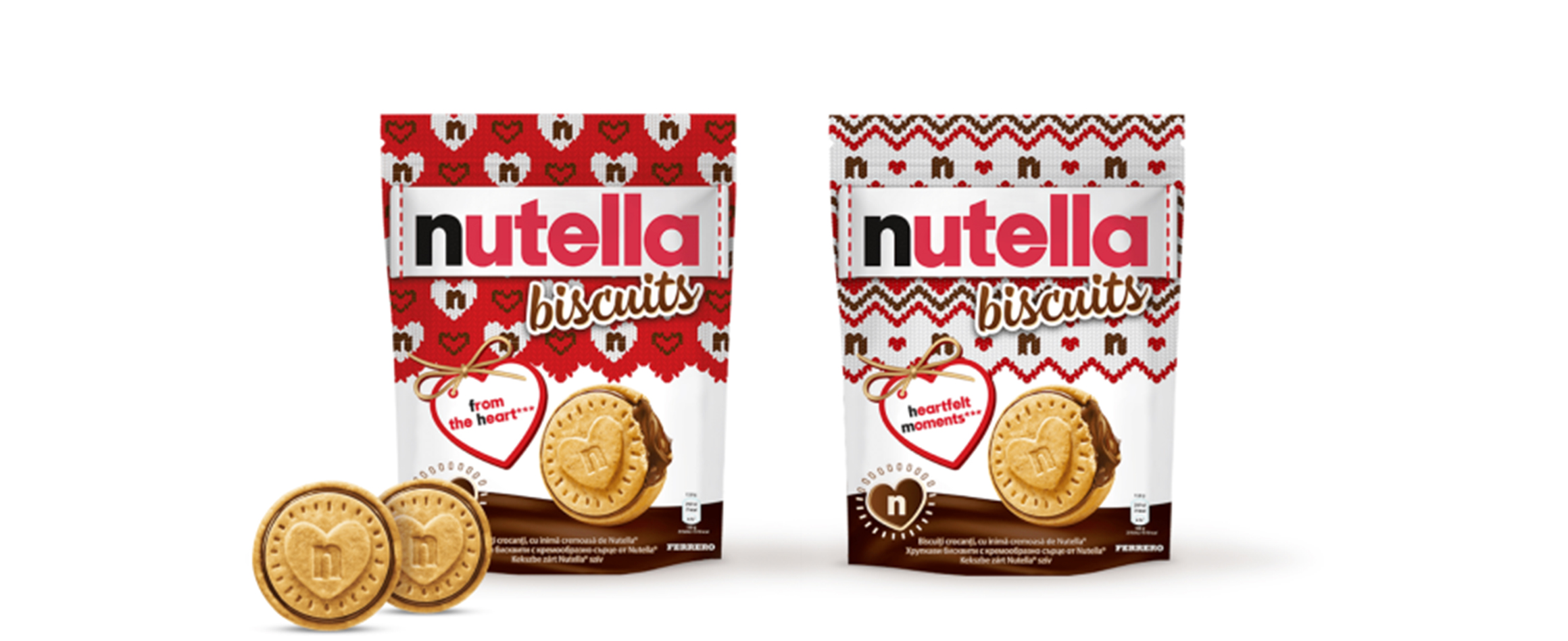 O pungă de biscuiți Nutella® de Crăciun pe fundal alb, cu doi biscuiți în fața pungii.