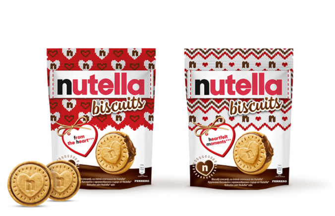 O pungă de biscuiți Nutella® de Crăciun pe fundal alb, cu doi biscuiți în fața pungii.